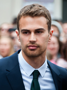 Diễn viên Theo James | Tiểu sử, thông tin, phim, ảnh